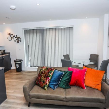Lovely 2 Bed Apartment With Parking ロンドン エクステリア 写真
