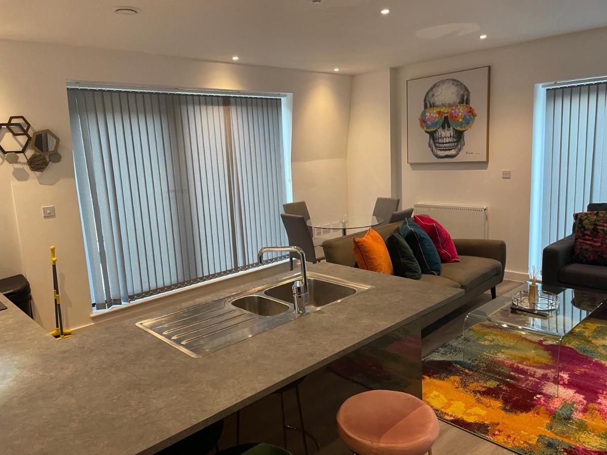 Lovely 2 Bed Apartment With Parking ロンドン エクステリア 写真